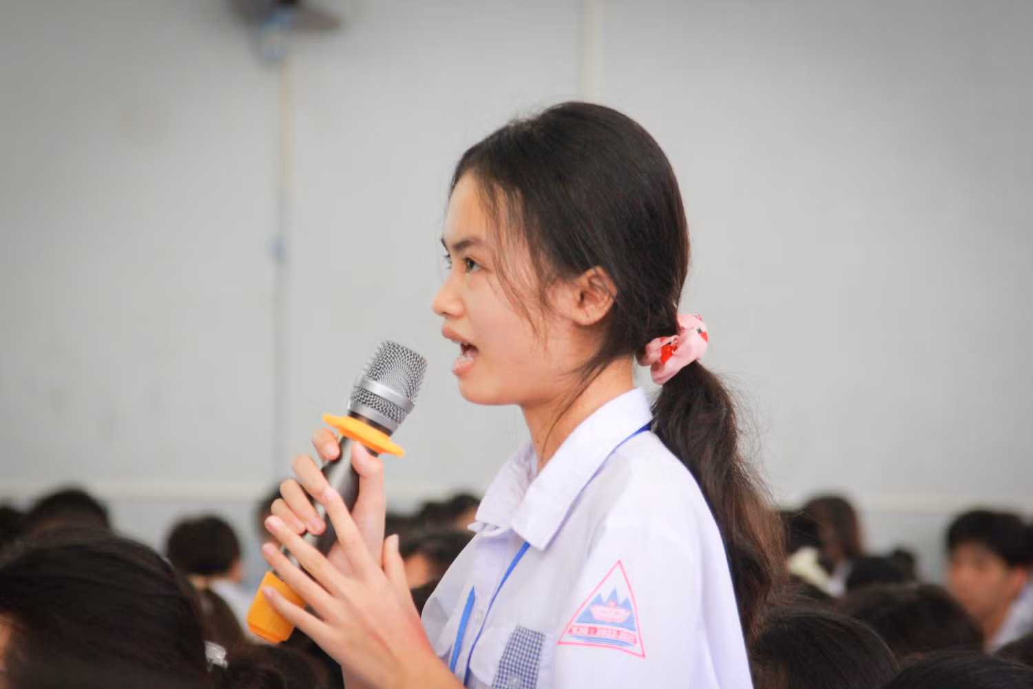 Nữ sinh Hứa Thị Thảo (lớp 10D) đặt câu hỏi về việc nhiều người lựa chọn ngành công nghệ thông tin thì cơ hội công việc sau này với người học sẽ ra sao? Trả lời câu hỏi này, diễn giả cho biết, thực tế có nhiều sinh viên học ngành công nghệ thông tin vì nó "hot" và kiếm được nhiều tiền. Tuy nhiên có không ít áp lực đối với công việc này, ví như tại Mỹ công nghệ bùng nổ quá mạnh đã khiến nhiều tập đoàn về công nghệ như Google... phải giảm bớt nhân viên.... Vì vậy, thay vì bạn lựa chọn ngành hot đối mặt với nhiều áp lực, bạn nên chọn ngành yêu thích. "Nghề giáo viên được cho là nghề có lương thấp, nhưng tôi có những người bạn làm nghề này, họ rất đam mê yêu thích bồi dưỡng nghiệp vụ nên họ có thể giảng dạy tại các trung tâm, trường tư thục với mức lương cao. Trải qua 40 năm kinh nghiệm cuộc sống tôi thấy rằng những người mà họ làm công việc mà yêu thích đam mê, hạnh phúc, không ai lại nghèo. Vì vậy, các em hãy yêu thích nghề mà mình thích bằng sự đam mê và nỗ lực, tôi tin chắc chắn các em sẽ có thành công hơn là những nghề hot", Nhà văn, Nhà báo Hoàng Anh Tú chia sẻ. (Ảnh: Mạnh Đoàn) Nữ sinh Hứa Thị Thảo (lớp 10D) đặt câu hỏi về việc nhiều người lựa chọn ngành công nghệ thông tin thì cơ hội công việc sau này với người học sẽ ra sao? Trả lời câu hỏi này, diễn giả cho biết, thực tế có nhiều sinh viên học ngành công nghệ thông tin vì nó "hot" và kiếm được nhiều tiền. Tuy nhiên có không ít áp lực đối với công việc này, ví như tại Mỹ công nghệ bùng nổ quá mạnh đã khiến nhiều tập đoàn về công nghệ như Google... phải giảm bớt nhân viên.... Vì vậy, thay vì bạn lựa chọn ngành hot đối mặt với nhiều áp lực, bạn nên chọn ngành yêu thích. "Nghề giáo viên được cho là nghề có lương thấp, nhưng tôi có những người bạn làm nghề này, họ rất đam mê yêu thích bồi dưỡng nghiệp vụ nên họ có thể giảng dạy tại các trung tâm, trường tư thục với mức lương cao. Trải qua 40 năm kinh nghiệm cuộc sống tôi thấy rằng những người mà họ làm công việc mà yêu thích đam mê, hạnh phúc, không ai lại nghèo. Vì vậy, các em hãy yêu thích nghề mà mình thích bằng sự đam mê và nỗ lực, tôi tin chắc chắn các em sẽ có thành công hơn là những nghề hot", Nhà văn, Nhà báo Hoàng Anh Tú chia sẻ. (Ảnh: Mạnh Đoàn)