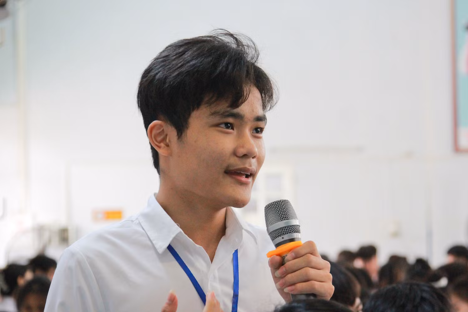 Nam sinh Nguyễn Đức Chí (lớp 12D) đã nhận được câu trả lời từ diễn giả Hoàng Anh Tú với những câu hỏi liên quan đến công nghệ thông tin. (Ảnh: Mạnh Đoàn) Nam sinh Nguyễn Đức Chí (lớp 12D) đã nhận được câu trả lời từ diễn giả Hoàng Anh Tú với những câu hỏi liên quan đến công nghệ thông tin. (Ảnh: Mạnh Đoàn)