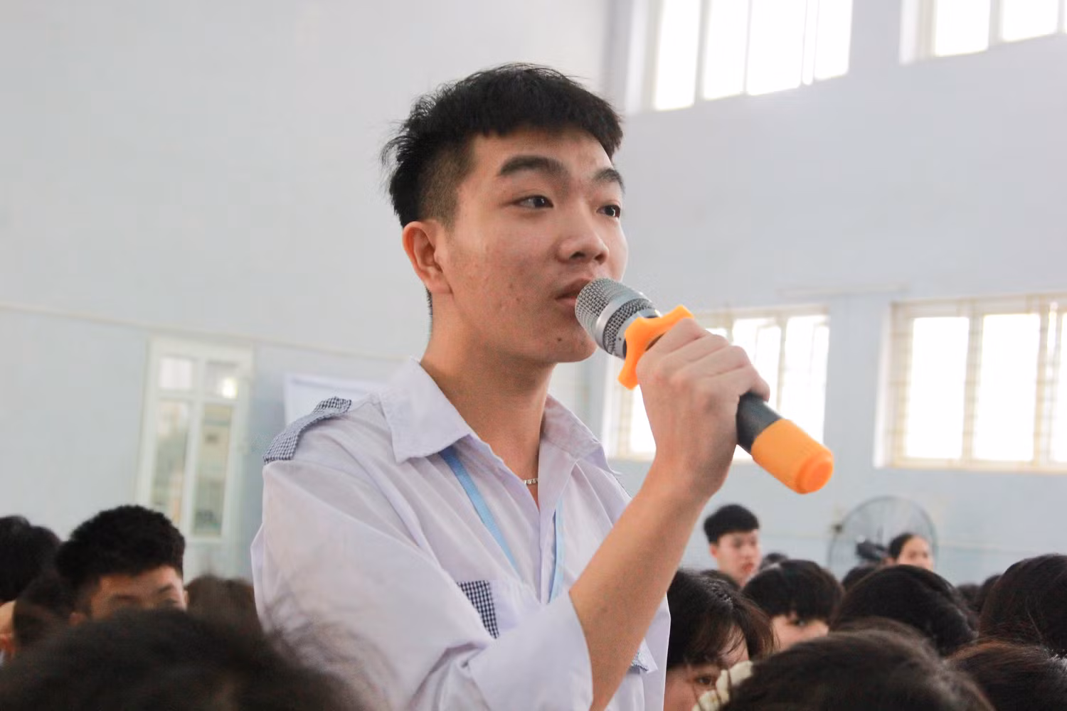 Nam sinh Vi Nhật Minh (lớp 11D) hai lần xung phong để đặt câu hỏi với diễn giả về việc làm. Vi Nhật Minh rất thích thú với sự chia sẻ thẳng thắn của diễn giả. (Ảnh: Mạnh Đoàn) Nam sinh Vi Nhật Minh (lớp 11D) hai lần xung phong để đặt câu hỏi với diễn giả về việc làm. Vi Nhật Minh rất thích thú với sự chia sẻ thẳng thắn của diễn giả. (Ảnh: Mạnh Đoàn)