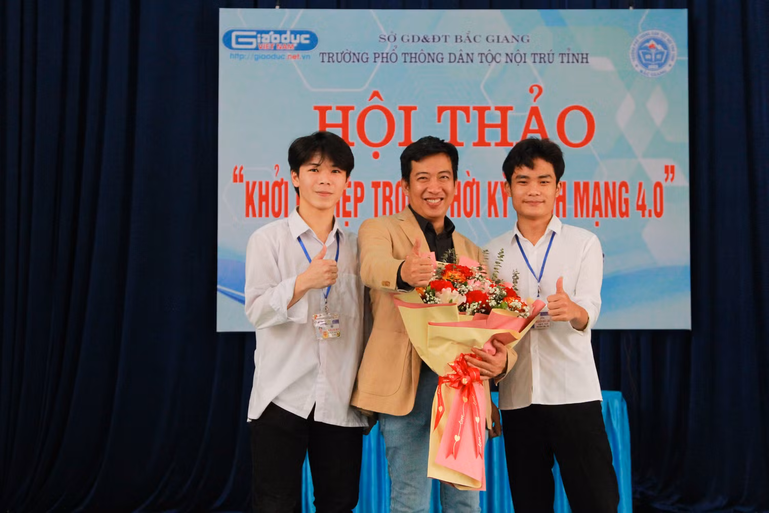 Nhiều bạn học sinh lên sân khấu chụp ảnh cùng diễn giả. (Ảnh: Mạnh Đoàn) Nhiều bạn học sinh lên sân khấu chụp ảnh cùng diễn giả. (Ảnh: Mạnh Đoàn)