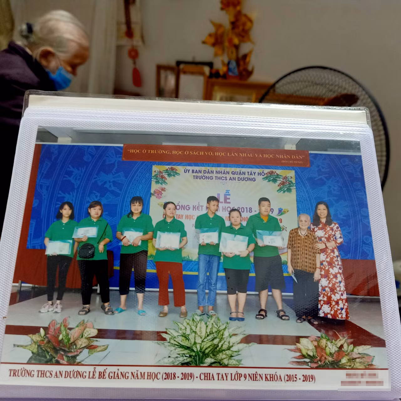 Hình ảnh về lễ bế giảng năm học 2018-2019 và chia tay lớp 9 niên khoá (2015-2019) do bà Nam giảng dạy. (Ảnh: Mạnh Đoàn)
