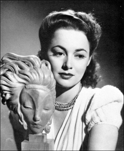 Olivia De Havilland được vinh danh với vai diễn trong "To Each His Own" và "The Heiress"