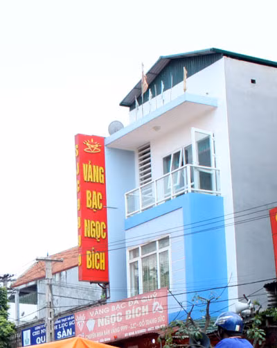 Tầng 3 của ngôi nhà, nơi bọn hung thủ đã đột nhập qua cửa sổ để vào trong. Tầng 3 của ngôi nhà, nơi bọn hung thủ đã đột nhập qua cửa sổ để vào trong.