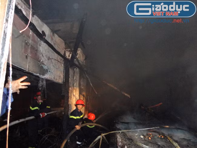 Người sau phải dùng nước để giải nhiệt cho người trước khi tiếp cận sâu trong khu vực cháy