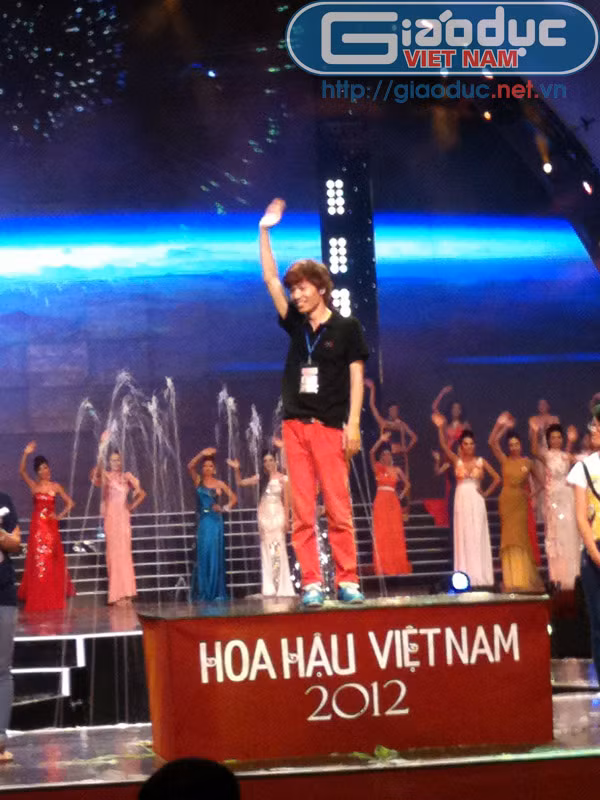 Nhân viên nam VTV "đoạt giải" Hoa hậu Việt Nam 2012 trong đêm tổng duyệt Nhân viên nam VTV "đoạt giải" Hoa hậu Việt Nam 2012 trong đêm tổng duyệt