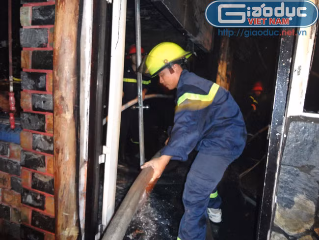 Tiến sâu dần vào bên trong khu vực cháy