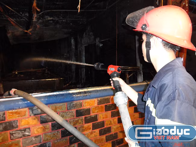 Các chiến sĩ khá vất vả tiếp cận đám cháy