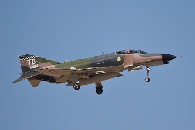Phantom II đã được dùng trong quân đội Hoa Kỳ từ năm 1960 đến năm 1996, và là máy bay tiêm kích ưu thế trên không chủ yếu cũng như là máy bay chiến đấu ném bom chính của Không quân, Hải quân và Thủy quân lục chiến trong những năm 60 của thế kỷ trước. Phantom II đã được dùng trong quân đội Hoa Kỳ từ năm 1960 đến năm 1996, và là máy bay tiêm kích ưu thế trên không chủ yếu cũng như là máy bay chiến đấu ném bom chính của Không quân, Hải quân và Thủy quân lục chiến trong những năm 60 của thế kỷ trước.