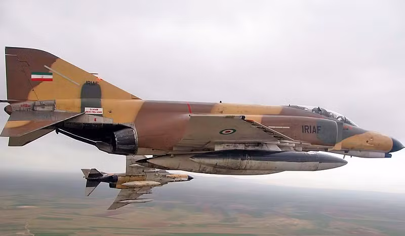 Máy bay F-4 của Không quân Cộng hòa Hồi giáo Iran. Máy bay F-4 của Không quân Cộng hòa Hồi giáo Iran.