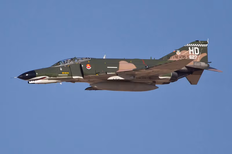 F-4 Phantom II (Bóng ma 2) là một loại máy bay tiêm kích-ném bom tầm xa siêu âm hai chỗ ngồi hoạt động trong mọi thời tiết được hãng McDonnell Douglas thiết kế chế tạo trước tiên cho Hải quân Hoa Kỳ. F-4 Phantom II (Bóng ma 2) là một loại máy bay tiêm kích-ném bom tầm xa siêu âm hai chỗ ngồi hoạt động trong mọi thời tiết được hãng McDonnell Douglas thiết kế chế tạo trước tiên cho Hải quân Hoa Kỳ.