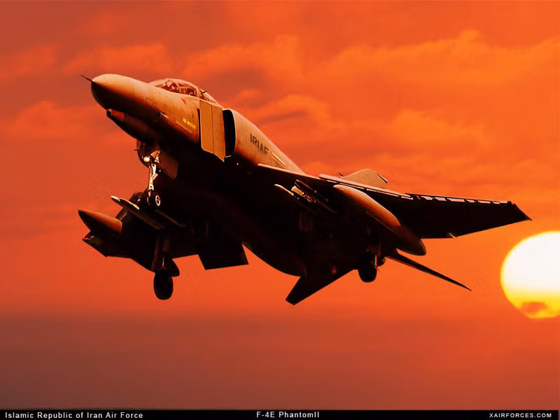 Máy bay F-4E phantom của Không quân Iran. Trong những thập niên 1960 và 1970, Vương quốc Iran vốn thân Mỹ vào lúc đó đã đặt mua 225 chiếc F-4D, F-4E và RF-4E Phantom. Những chiếc Phantom Iran đã hoạt động trong cuộc Chiến tranh Iran-Iraq trong những năm 1980. Máy bay F-4E phantom của Không quân Iran. Trong những thập niên 1960 và 1970, Vương quốc Iran vốn thân Mỹ vào lúc đó đã đặt mua 225 chiếc F-4D, F-4E và RF-4E Phantom. Những chiếc Phantom Iran đã hoạt động trong cuộc Chiến tranh Iran-Iraq trong những năm 1980.