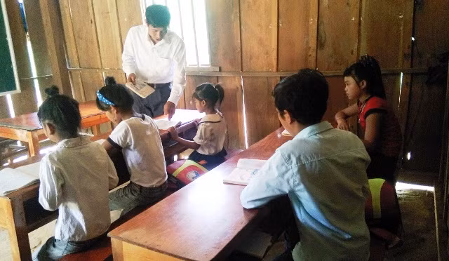 Lớp học ở bản Đoòng chỉ có vỏn vẹn 3 bộ bàn ghế và tấm bảng (Ảnh: Phúc Văn) Lớp học ở bản Đoòng chỉ có vỏn vẹn 3 bộ bàn ghế và tấm bảng (Ảnh: Phúc Văn)