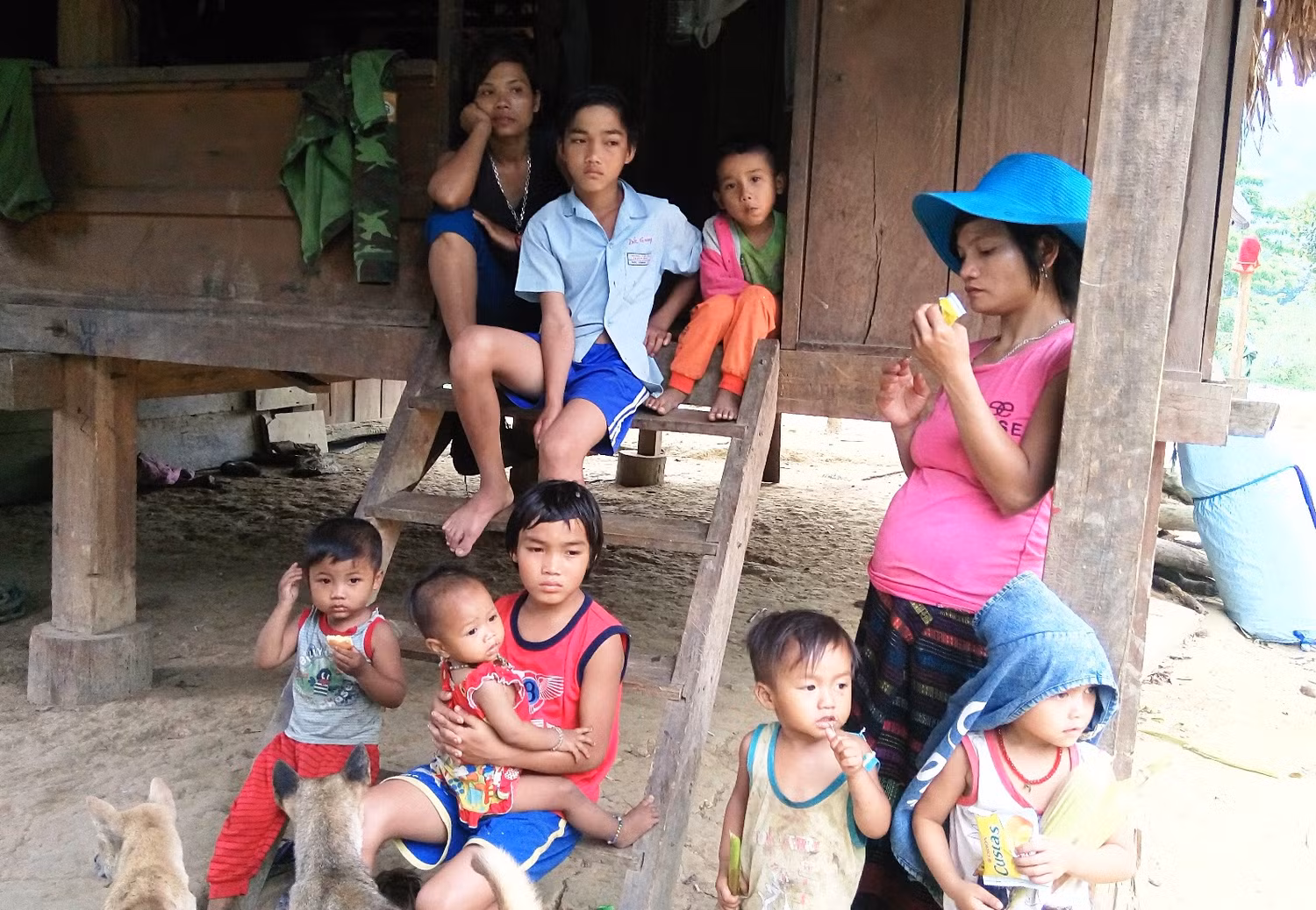 Biệt lập với thế giới bên ngoài, bản Đoòng còn rất nhiều khó khăn và thiếu thốn. (Ảnh: Phúc Văn) Biệt lập với thế giới bên ngoài, bản Đoòng còn rất nhiều khó khăn và thiếu thốn. (Ảnh: Phúc Văn)
