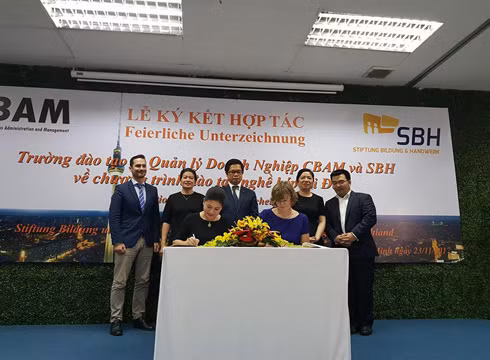 Bà Đỗ Thị Kim Liên và đại diện Tập đoàn SBH ký kết hợp tác đào tạo vào ngày 23/11 (Ảnh: P.L) Bà Đỗ Thị Kim Liên và đại diện Tập đoàn SBH ký kết hợp tác đào tạo vào ngày 23/11 (Ảnh: P.L)