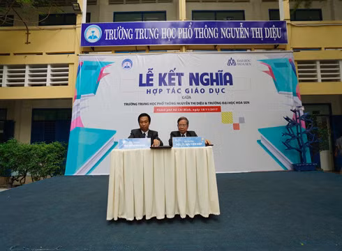 Trường Đại học Hoa Sen (trái) ký kết nghĩa, hợp tác với Trường Nguyễn Thị Diệu (ảnh: HSU)