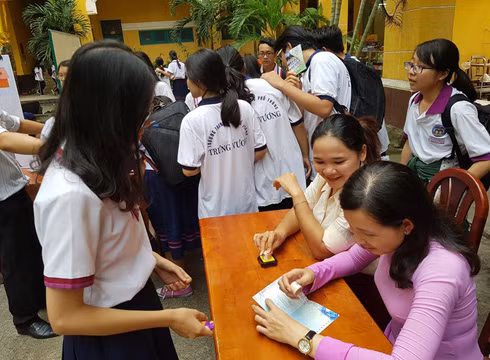 Học sinh đóng dấu tham gia hoạt động trải nghiệm để cộng điểm môn Toán (ảnh: P.L) Học sinh đóng dấu tham gia hoạt động trải nghiệm để cộng điểm môn Toán (ảnh: P.L)