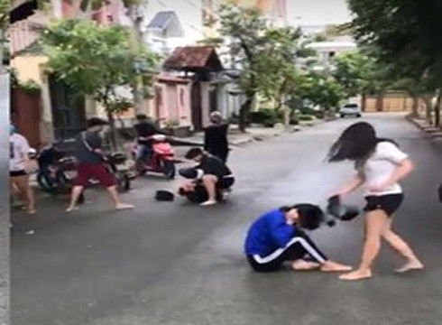 Nữ sinh mặc áo thun trắng dùng mũ bảo hiểm đánh bạn tới tấp ngoài đường (Ảnh từ video clip) Nữ sinh mặc áo thun trắng dùng mũ bảo hiểm đánh bạn tới tấp ngoài đường (Ảnh từ video clip)