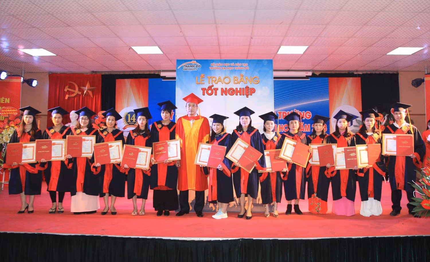 Ông Ngô Xuân Hà trao bằng tốt nghiệp cho các tân cử nhân của Trường đại học Thành đô trong vai trò Hiệu trưởng nhà trường. Ảnh: ĐH Thành Đô. Ông Ngô Xuân Hà trao bằng tốt nghiệp cho các tân cử nhân của Trường đại học Thành đô trong vai trò Hiệu trưởng nhà trường. Ảnh: ĐH Thành Đô.