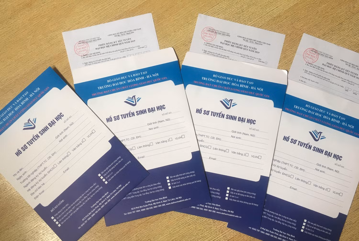 Hồ sơ tuyển sinh hệ đại học chính quy ngành tiếng Anh năm 2019, nhưng thí sinh có nhu cầu học văn bằng 2 hệ này sẽ được nhà trường tạo điều kiện. Ảnh: Vũ Phương. Hồ sơ tuyển sinh hệ đại học chính quy ngành tiếng Anh năm 2019, nhưng thí sinh có nhu cầu học văn bằng 2 hệ này sẽ được nhà trường tạo điều kiện. Ảnh: Vũ Phương.