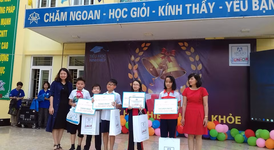 Bà Nguyễn Thị Thanh Minh (áo đỏ ngoài cùng bên phải) phủ nhận những thông tin phụ huynh phản ánh là thiếu cơ sở. Ảnh: Mai Nguyen Thi. Bà Nguyễn Thị Thanh Minh (áo đỏ ngoài cùng bên phải) phủ nhận những thông tin phụ huynh phản ánh là thiếu cơ sở. Ảnh: Mai Nguyen Thi.
