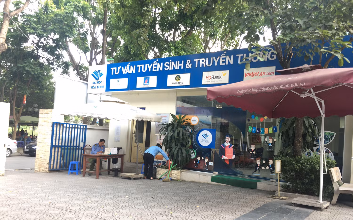 Văn phòng tuyển sinh bên trong Trường đại học Hòa Bình nhận hồ sơ của cả thí sinh có nhu cầu học văn bằng 2 ngôn ngữ Anh. Ảnh: Vũ Phương. Văn phòng tuyển sinh bên trong Trường đại học Hòa Bình nhận hồ sơ của cả thí sinh có nhu cầu học văn bằng 2 ngôn ngữ Anh. Ảnh: Vũ Phương.