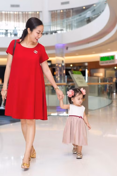 Dù đã mang thai ở tháng thứ 5 nhưng Ốc Thanh Vân vẫn duy trì được vóc dáng thon gọn và khỏe khoắn.