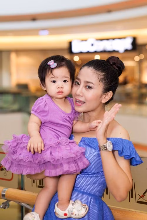 Đi cùng với Ốc Thanh Vân còn có diễn viên Mai Phương. Ốc Thanh Vân và Mai Phương có tình cảm thân thiết cả trong công việc và cuộc sống.
