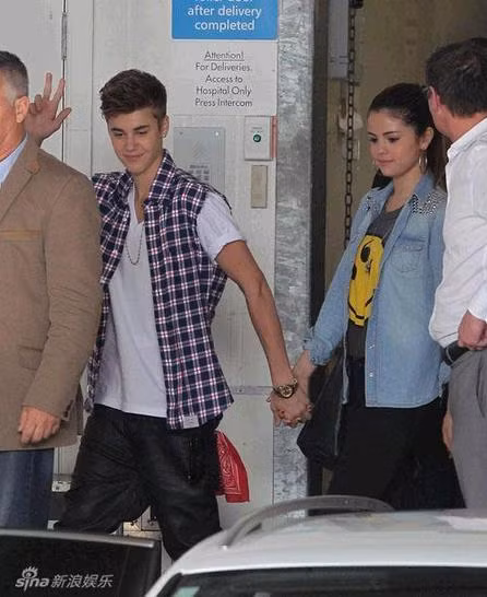 Cặp đôi tuổi teen Justin Bieber và Selena Gomez cũng gặp nhiều sóng gió sau khi Bieber tham dự show diễn của hãng đồ lót Victoria’s Secret.