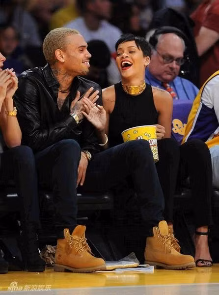 Rihanna và Chris Brown đã tái hợp sau trận đòn nên thân và mặt mày sưng húp, tím tái mà Brown dành cho Rihanna. Cặp đôi này thường xuyên xuất hiện cùng nhau, đặc biệt là trong lần cả hai cùng đi xem bóng rổ ở Los Angeles hôm 25/12.