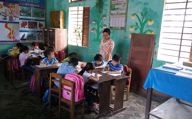 Nhiều dụng cụ, thiết bị, cơ sở vật chất của trường bị hư hỏng trong lũ (Ảnh: Thủy Phan)
