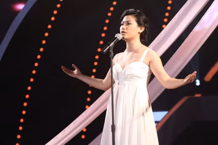 Đêm bán kết cuối cùng của chương trình Tìm kiếm tài năng – Vietnam’s Got Talent đã khép lại vào tối qua. Tuy nhiên thực sự để lại ấn tượng chỉ có Nguyễn Hương Thảo. Từng được gọi là "nàng tiên cá" với giọng hát trong vắt, Thảo đưa khán giả đến không gian của nhà hát opera để lắng nghe ca khúc Think Of Me (trích từ vở nhạc kịch Phantom of the opera). Giọng hát trong sáng, giàu cảm xúc và lần này, hình ảnh của Thảo cũng được đầu tư kỹ hơn trên sân khấu khiến tiết mục của cô thực sự thu hút sự chú ý của khán giả. (Theo Đất Việt)