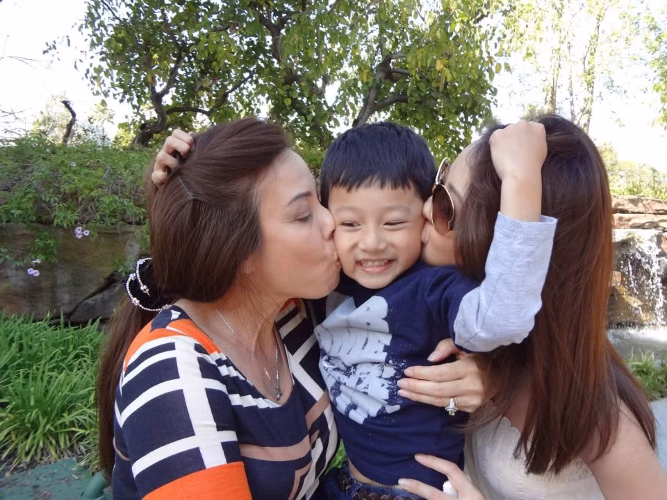 Tại bức ảnh này, cô hóm hỉnh chia sẻ cảm xúc: "Hotboy và 2 hotgirl"