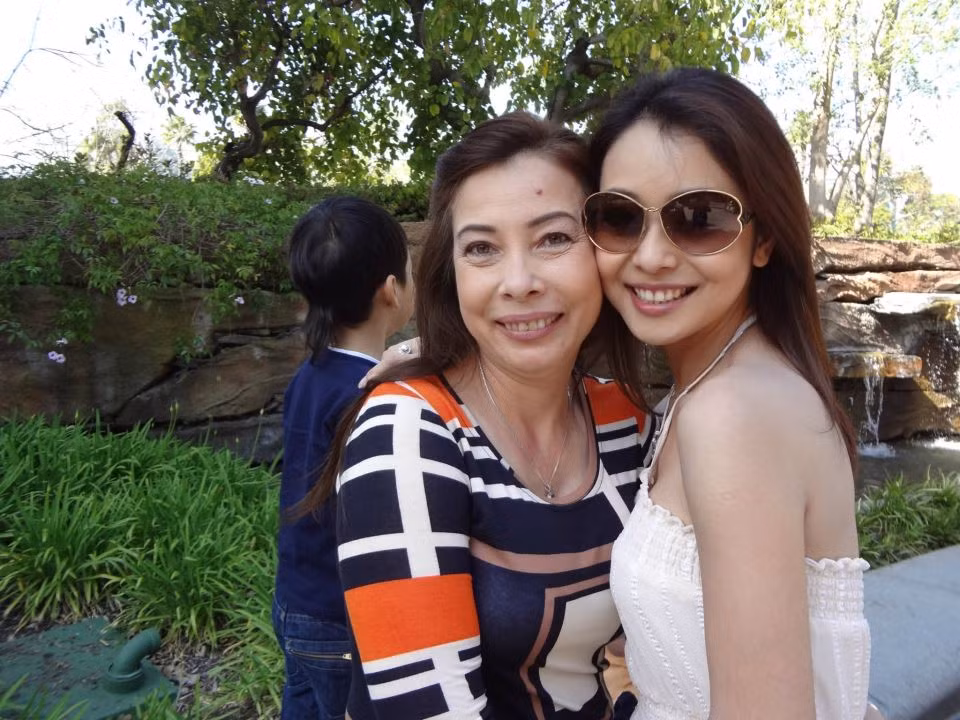 Ở một bức ảnh khác, Jennifer Phạm viết: "Giống mẹ không"