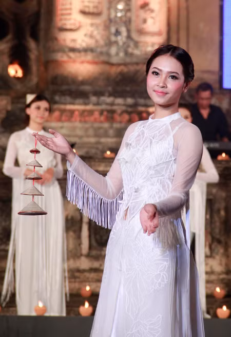 Lễ hội áo dài tại Festival Huế 2012 có chủ đề “Hoa sen trong hội họa” tối 9/4 tại bia Quốc học (TP Huế), Hoa hậu Thùy Dung, Ngọc Hân còn có người đẹp từng gây ấn tượng tại Hoa hậu VN 2010, Tôn Nữ Na Uy.