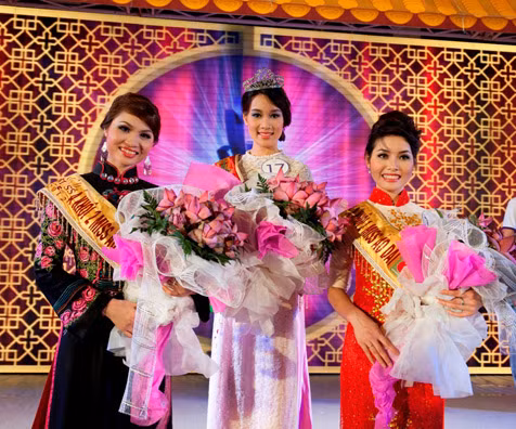 Từ trái qua phải : Á khôi 1 – Trịnh Thị Thuần – Miss Big C Hải Dương Hoa khôi Người đẹp Áo dài Big C Việt Nam Trương Thị Trà – Miss Big C Thanh Hóa Á khô 2 – Nguyễn Thị Thanh Chung – Miss Big C Hải Phòng