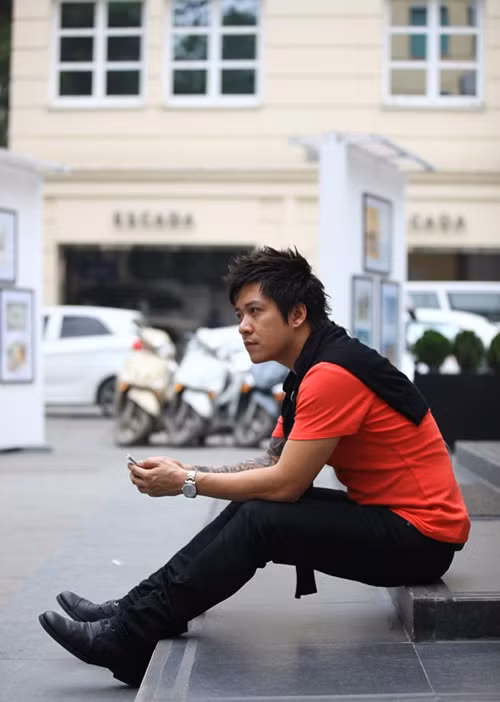 Trả lời trên một tờ báo, Tuấn Hưng nói: Tính cách của tôi gần như rập khuôn từ bố. Bố là một người kỹ tính đến khó chịu. Ông không bao giờ làm việc mình không thích làm. Những trận đòn nặng tay của bố từng khiến tôi trở thành thằng bé nhút nhát. Ông không cho tôi được thỏa thích rong chơi với bạn bè, dù tôi là con một.