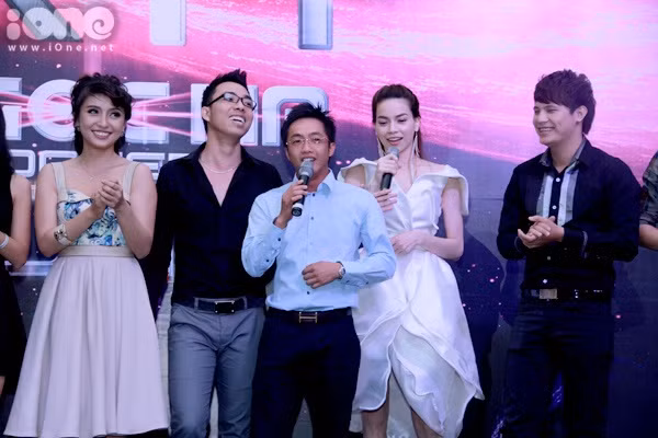 Họp báo công bố Cường đô la chính thức ra nhập làng giải trí và anh sẽ có 1 album phát hành song ca với Hồ Ngọc Hà chăng? Họp báo công bố Cường đô la chính thức ra nhập làng giải trí và anh sẽ có 1 album phát hành song ca với Hồ Ngọc Hà chăng?