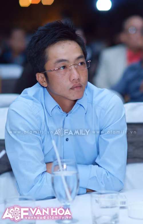 "Quái thật, sáng ngày ăn phải cái gì mà bây giờ đau bụng thế" "Quái thật, sáng ngày ăn phải cái gì mà bây giờ đau bụng thế"