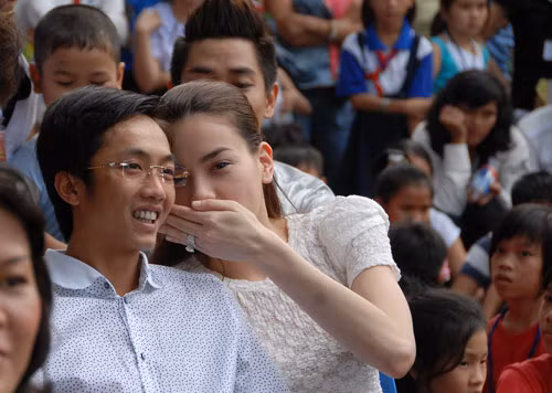Hà Hồ: "Anh ơi, đằng kia có mấy cô bé vừa nhìn anh vừa tủm tỉm cười đấy" Hà Hồ: "Anh ơi, đằng kia có mấy cô bé vừa nhìn anh vừa tủm tỉm cười đấy"
