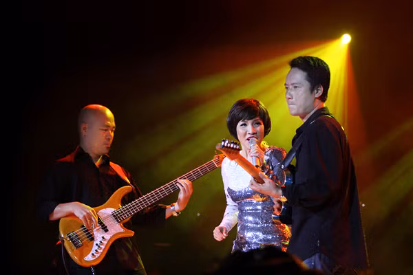 Ngay cả những tin đồn rạn nứt tình cảm của vợ chồng Mỹ Linh cũng khéo léo được Thành Chương kể lại: "Có hôm Linh đến gặp tôi và bảo chắc lần này hai đứa không thể sống được với nhau vì chồng em quá gia trưởng. Tôi khuyên rằng, đi học thì có lớp trưởng, đi tàu thì có thuyền trưởng... nên tất nhiên trong một gia đình thì phải có gia trưởng chứ!". Anh ví Mỹ Linh như cánh diều bay cao, còn nhạc sĩ Anh Quân là sợi dây giữ cho cánh diều ấy có thể bay cao hơn nữa. Không ai ngắm sợi dây nhưng nếu dây đứt thì cánh diều "trông cũng buồn cười lắm". Ngay cả những tin đồn rạn nứt tình cảm của vợ chồng Mỹ Linh cũng khéo léo được Thành Chương kể lại: "Có hôm Linh đến gặp tôi và bảo chắc lần này hai đứa không thể sống được với nhau vì chồng em quá gia trưởng. Tôi khuyên rằng, đi học thì có lớp trưởng, đi tàu thì có thuyền trưởng... nên tất nhiên trong một gia đình thì phải có gia trưởng chứ!". Anh ví Mỹ Linh như cánh diều bay cao, còn nhạc sĩ Anh Quân là sợi dây giữ cho cánh diều ấy có thể bay cao hơn nữa. Không ai ngắm sợi dây nhưng nếu dây đứt thì cánh diều "trông cũng buồn cười lắm".