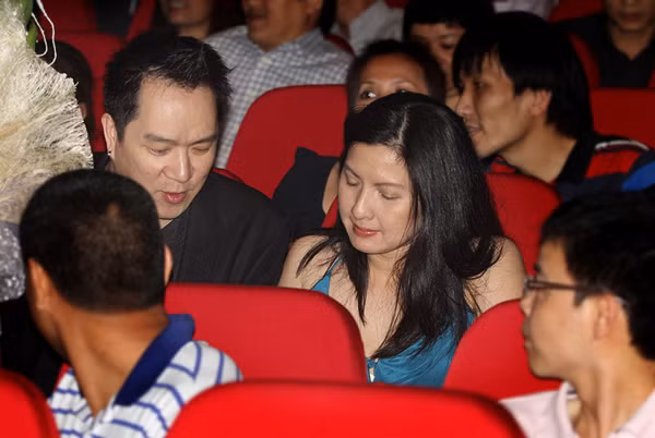 Tái hôn, cuộc sống của Huy MC hiện tại rất bình yên. Anh không còn đi hát mà tập trung vào công việc kinh doanh một cửa hàng ăn uống ở Cali. (Theo Ngôi Sao) Tái hôn, cuộc sống của Huy MC hiện tại rất bình yên. Anh không còn đi hát mà tập trung vào công việc kinh doanh một cửa hàng ăn uống ở Cali. (Theo Ngôi Sao)