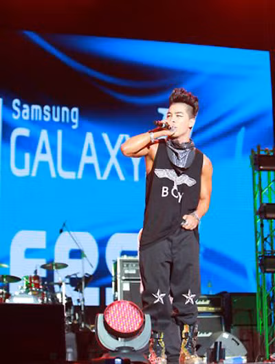 Sự kiện Soundfest diễn ra tại sân vận động Phú Thọ, TP HCM gây xôn xao từ nhiều ngày qua khi có sự xuất hiện lần đầu của nhóm nhạc Hàn Quốc nổi tiếng Big Bang. Ước tính, số lượng tham gia lên khoảng 30 ngàn người.