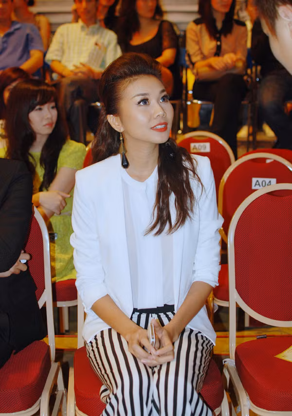 Hiện tại, theo nhiều nguồn tin, nữ diễn viên Những nụ hôn rực rỡ có thể bị phạt vì đã có những điều luật cấm hút thuốc trong các sự kiện biểu diễn rất cụ thể. Nhưng cho đến thời điểm này, ban tổ chức chương trình vẫn im hơi lặng tiếng. Năm nay, Thanh Hằng tiếp tục được tin tưởng mời ngồi ở vị trí ghế nóng của cuộc thi Siêu mẫu 2012. (Theo Ione) Hiện tại, theo nhiều nguồn tin, nữ diễn viên Những nụ hôn rực rỡ có thể bị phạt vì đã có những điều luật cấm hút thuốc trong các sự kiện biểu diễn rất cụ thể. Nhưng cho đến thời điểm này, ban tổ chức chương trình vẫn im hơi lặng tiếng. Năm nay, Thanh Hằng tiếp tục được tin tưởng mời ngồi ở vị trí ghế nóng của cuộc thi Siêu mẫu 2012. (Theo Ione)