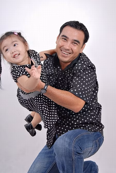 Lúc đầu thì cũng vui, nhưng càng về sau thì Quyền Linh càng thấy sợ. Anh bảo, cứ lần nào nhấc máy nghe điện thoại, nghe thấy "Em nè..." là anh sởn da gà liền. Bao nhiều lần anh đổi số cũng không thoát. Nhiều người khuyên nên báo công an, nhưng anh lại ngại. Thế rồi một hôm, nữ "fan cuồng" gọi Quyền Linh, không nói gì nhiều, chỉ nói em đang ở cầu Sài Gòn, cho anh một tiếng đồng hồ, nếu không đến anh sẽ ân hận cả đời. Nghe giọng cô gái nghiêm trọng quá, anh cũng chột dạ, thê nên đành phải bỏ dở công việc mà đi. "Trên đường đi tôi phải nghĩ ra đủ mọi tình huống mình sẽ phải đối phó. Cùng lắm là cô ấy ôm mình... nhảy xuống sông." nam diễn viên này nhớ lại.