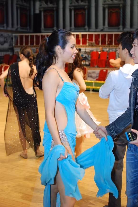 Nam ca sỹ còn nắm tay Hoàng My rất chặt.