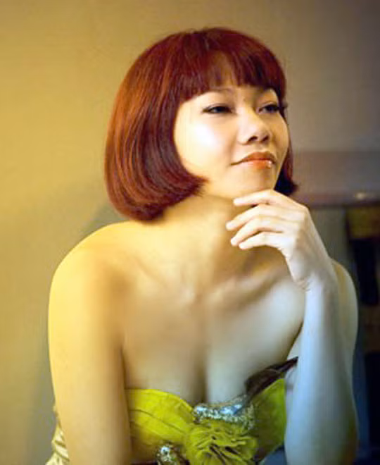 Vừa sinh con gái đầu lòng cách đây gần 4 tháng trên đất Mỹ, ca sĩ Trần Thu Hà sẽ trở về Việt Nam để hát trong Chương trình "Lung linh sắc Việt" lần thứ 2 với chủ đề “Biển và giai nhân”. Đây là sự kiện nằm trong Lễ hội Pháo hoa quốc tế Đà Nẵng 2012 sẽ tổ chức vào cuối tháng 4.2012, với sự tham gia của các ca sĩ Tuấn Ngọc, Quang Linh, Thu Minh, Lệ Quyên, Tùng Dương, Hà Anh Tuấn, Phương Linh, Nguyễn Ngọc Anh, Uyên Linh, Phương Vy, Thảo Trang và nhóm Năm Dòng Kẻ. (Theo Dân Việt)