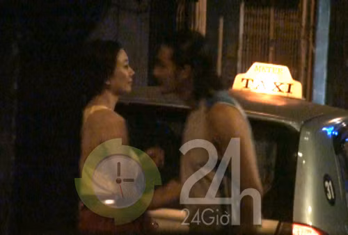 Cảnh chia tay thân mật của hai người trong đêm khuya gây tò mò. (Theo 24h)