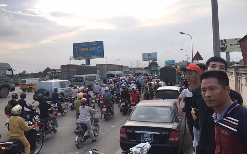 Nhiều tài xế phản ứng bằng cách trả tiền lẻ nên trạm thu phí quốc lộ 5 phải xả trạm vì tắc nghẽn kéo dài. ảnh: vov.