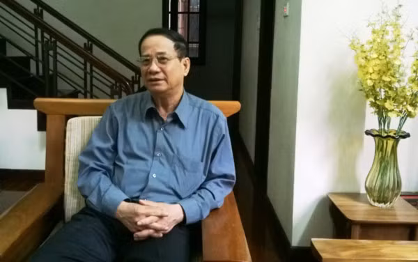 Phó giáo sư Ngô Trí Long cho rằng, nếu áp dụng mức tăng trên, giá nhiều mặt hàng sẽ tăng theo. Ảnh: Lan Hương/VOV.