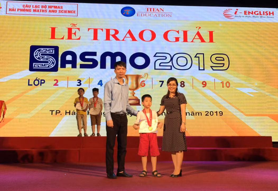 Phú Bình cùng bố mẹ tại lễ trao giải cuộc thi SASMO 2019 (Ảnh: Nhân vật cung cấp)